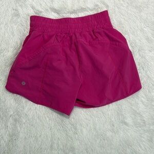 Lululemon Track that mid rise shorts 5 inch inseam pink lychee size 6 EUC